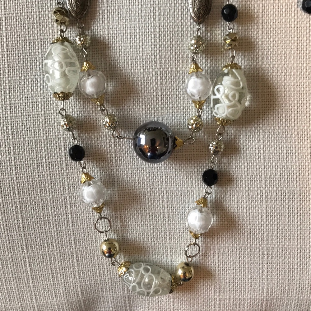 Long necklace. - Picture 3 of 4